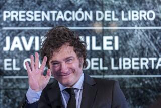 El presidente de Argentina, Javier Milei, hace un gesto mientras presenta su libro "El camino del libertario" en Madrid, España, el viernes 17 de mayo de 2024. (AP Foto/Manu Fernandez)