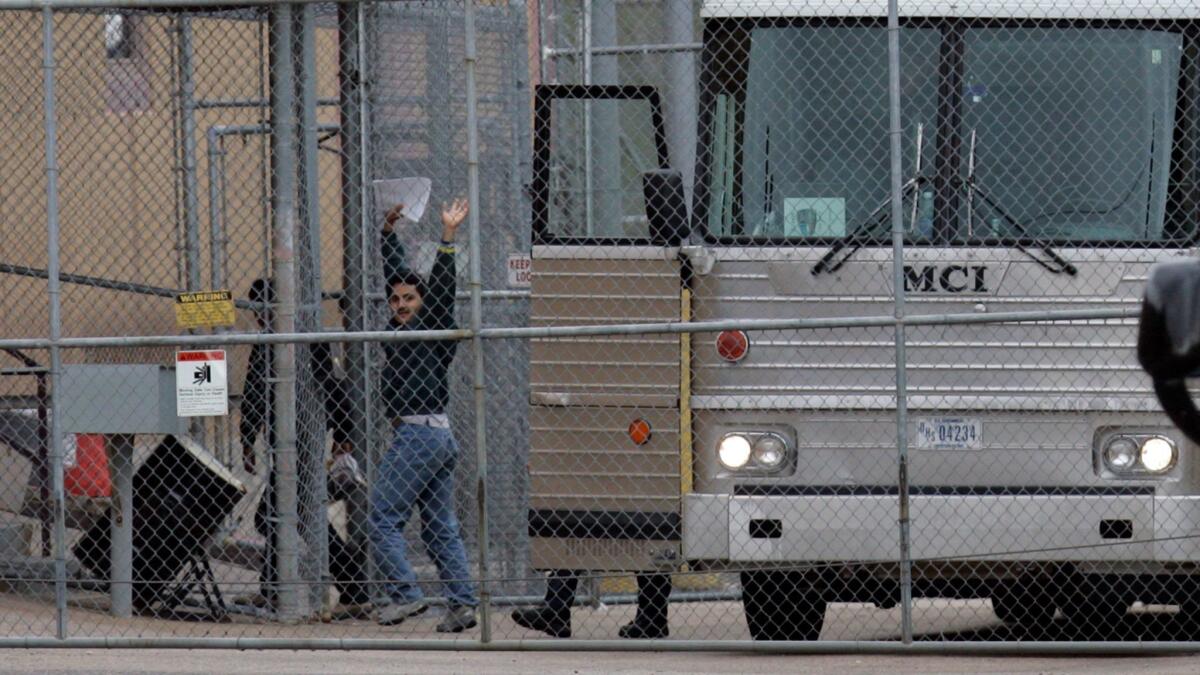 Presuntos inmigrantes sin autorización llegan al centro de detención GEO/ICE en Aurora, Colorado, en un autobús desde la Reserva de la Armada de los EE.UU., cerca de la Base Aérea de Buckley (Barry Gutiérrez / Rocky Mountain News via AP).
