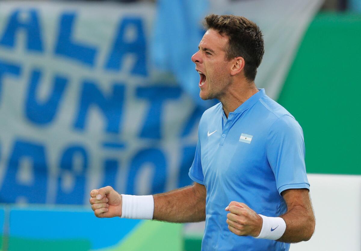 El argentino Juan Martín del Potro festeja tras vencer al portugués Joao Sousa en el tenis de los Juegos Olímpicos el lunes, 8 de agosto de 2016, en Río de Janeiro.