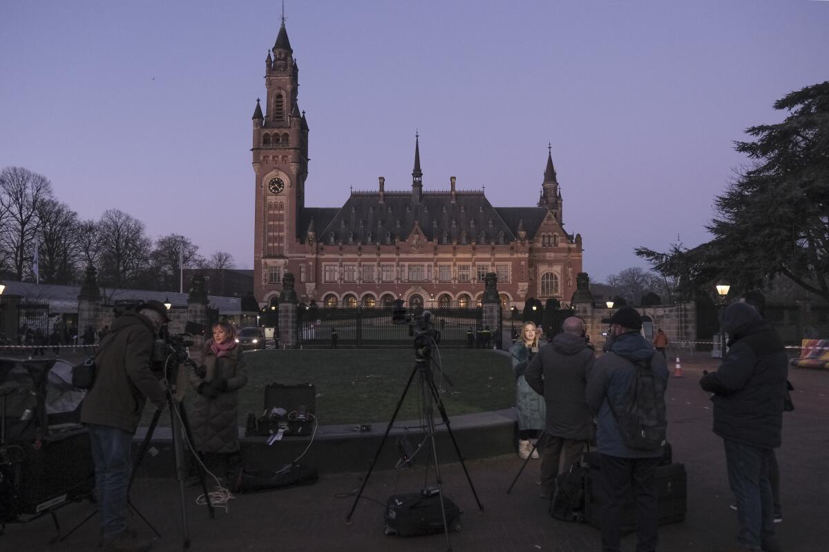 Periodistas trabajan ante la Corte Internacional de Justicia antes de una vista en La Haya,