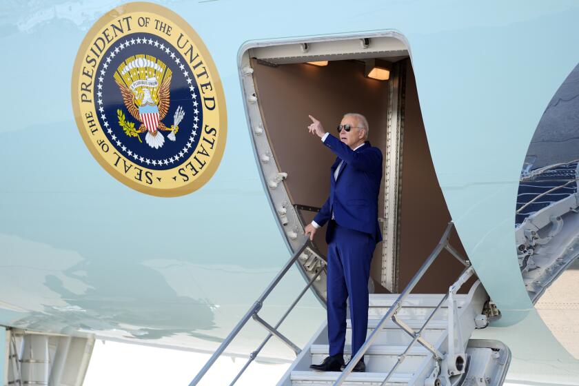 El presidente de EEUU, Joe Biden, llega al aeropuerto internacional John F. Kennedy, en Nueva York, el lunes 26 de febrero de 2024. (AP Foto/Evan Vucci)