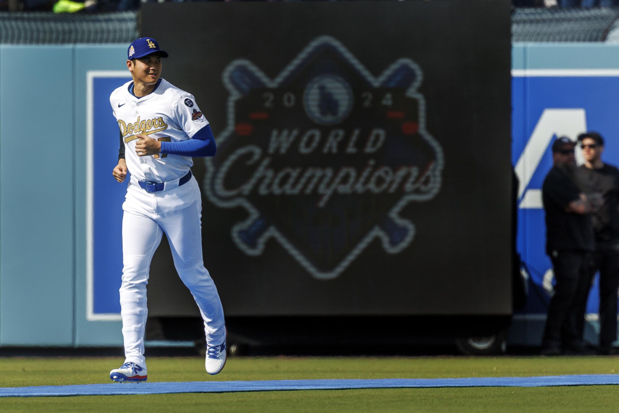رفع Dodgers اللاعب على أساس المباراة الافتتاحية للمنزل في Doujhaz في مارس.