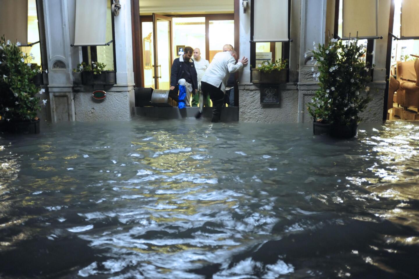 Venice (Italy), 12/11/2019.- General view of the extreme floodwaters in Venice, Italy, 12 November 2019. The high tide has already reached the level of 1,87 meter above sea level. (Italia, Niza, Venecia) EFE/EPA/ANDREA MEROLA