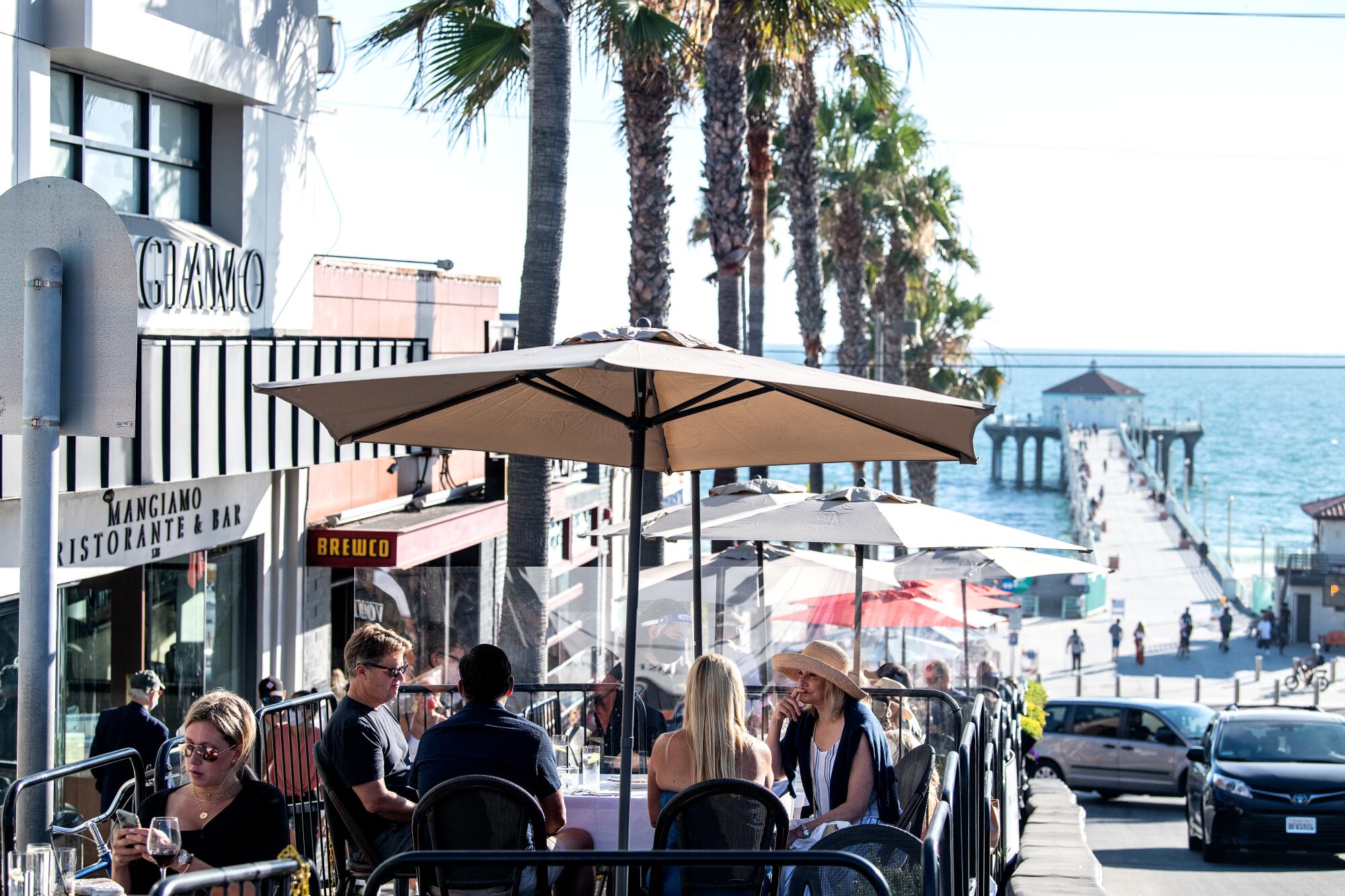 Outdoor dining in Manhattan Beach