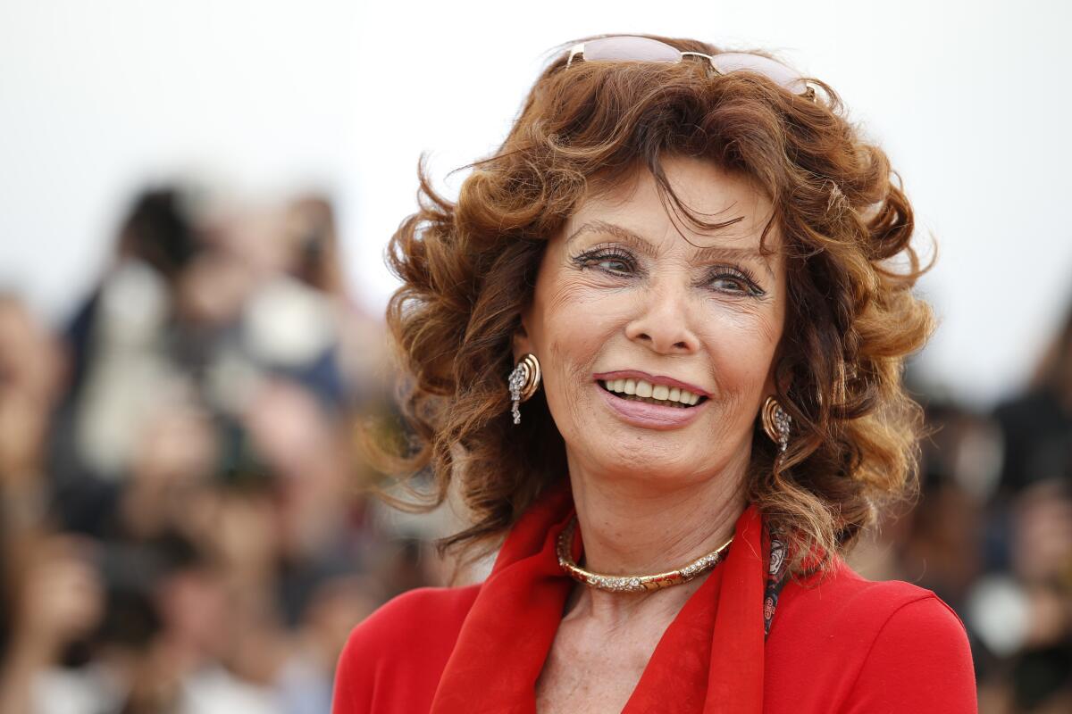 ARCHIVO - La actriz italiana Sophia Loren sonríe durante una sesión fotográfica 