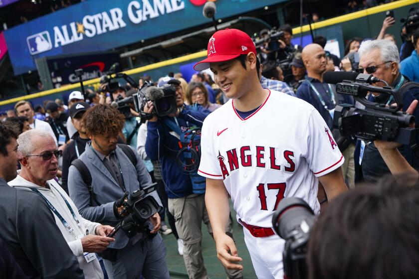 Shohei Ohtani jugador de Los Angelinos de Los Ángeles de la Liga Americana sonríe mientras.
