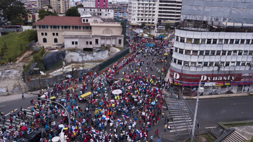 Los trabajadores sindicalizados protestan en apoyo de los maestros en huelga frente a la Asamblea 