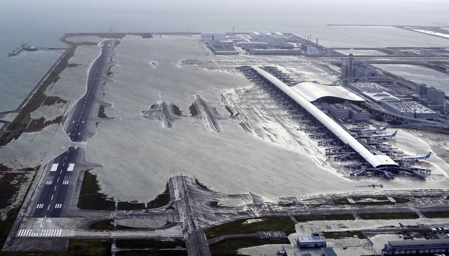 El agua cubrió el aeropuerto de Kansai, en Osaka, uno de los más transitados de Japón. Seguirá cerrado de forma indefinida.