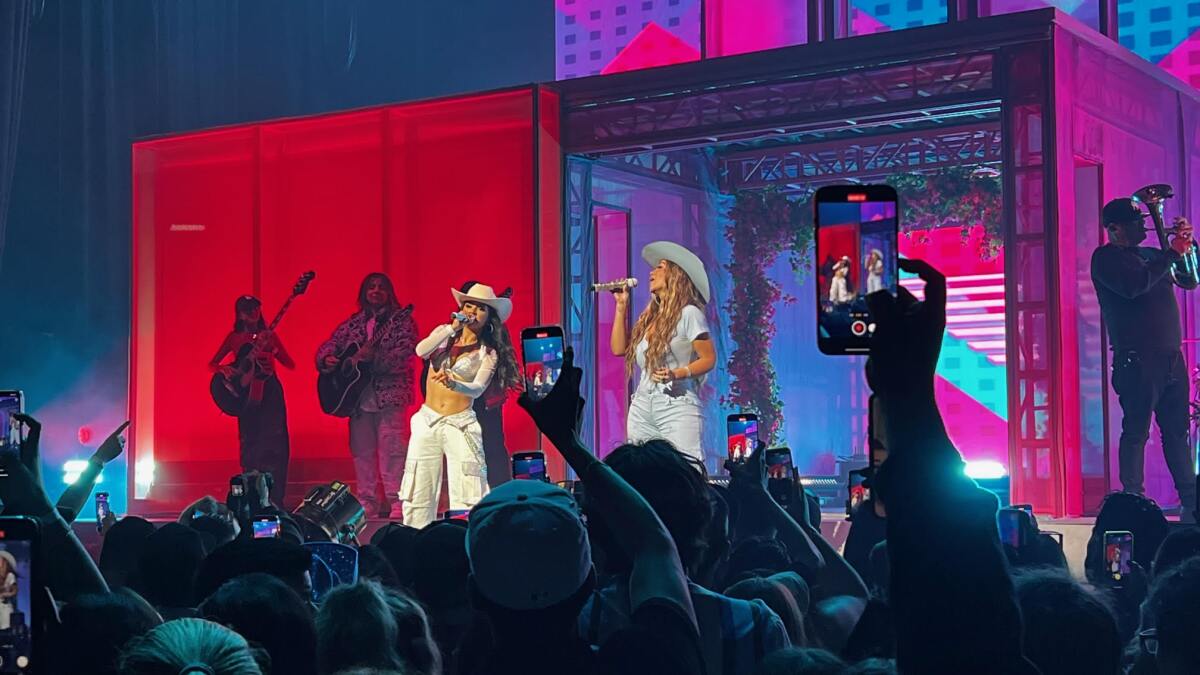 Chiquis asistió como invitada a la segunda noche de presentación de Becky G en The Novo como part de "Mi Casa, tu Casa Tour".