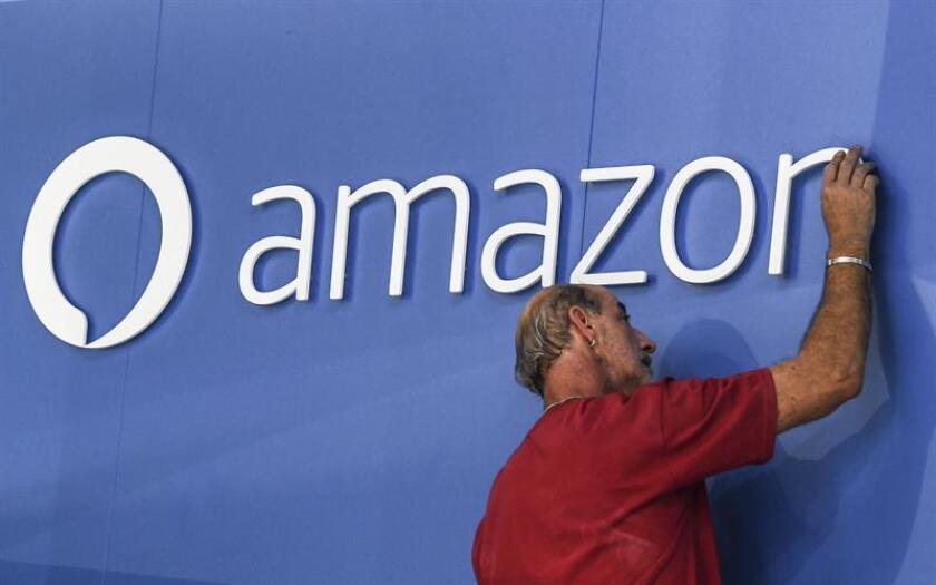 An workers adjust an Amazon Alexa logo at the Internationale Funkaustellung Berlin (IFA). EFE/EPA