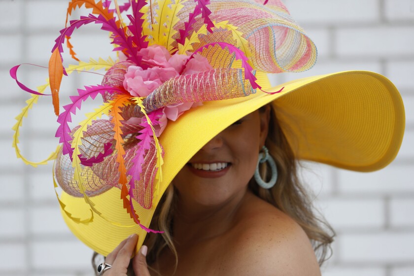 Una donna indossa un cappello durante la 145a corsa della Kentucky Derby horse race a Churchill Downs il 4 maggio 2019.