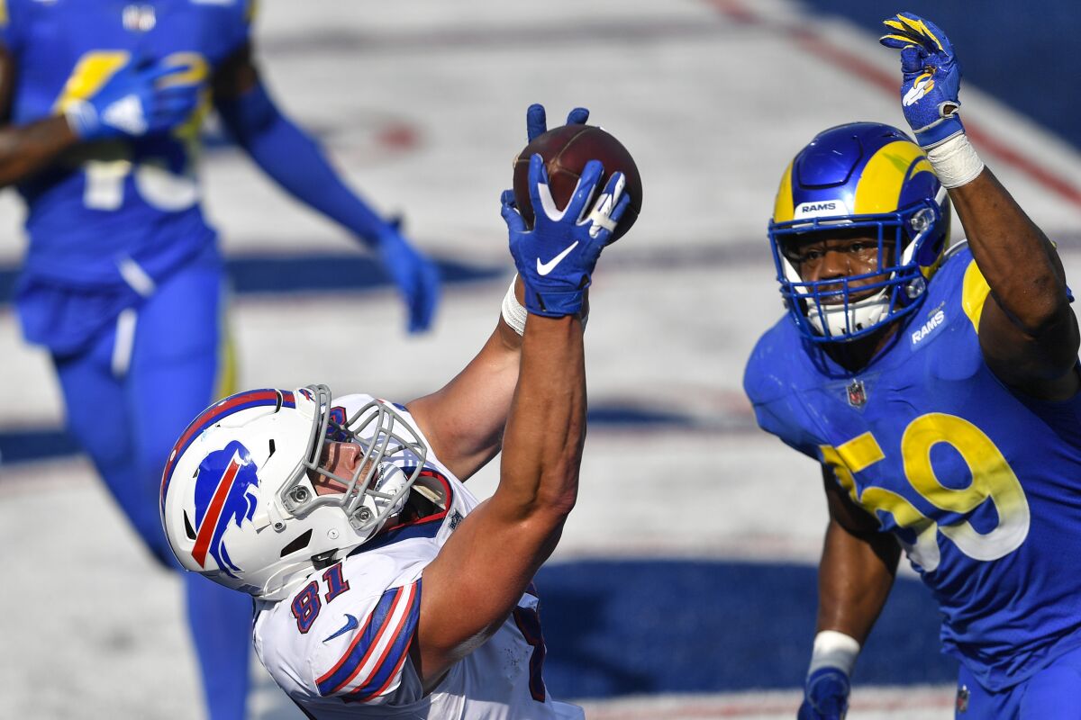Buffalo Bills tight end Tyler Kroft catches the game-winning touchdown pass behind Rams linebacker Micah Kiser.