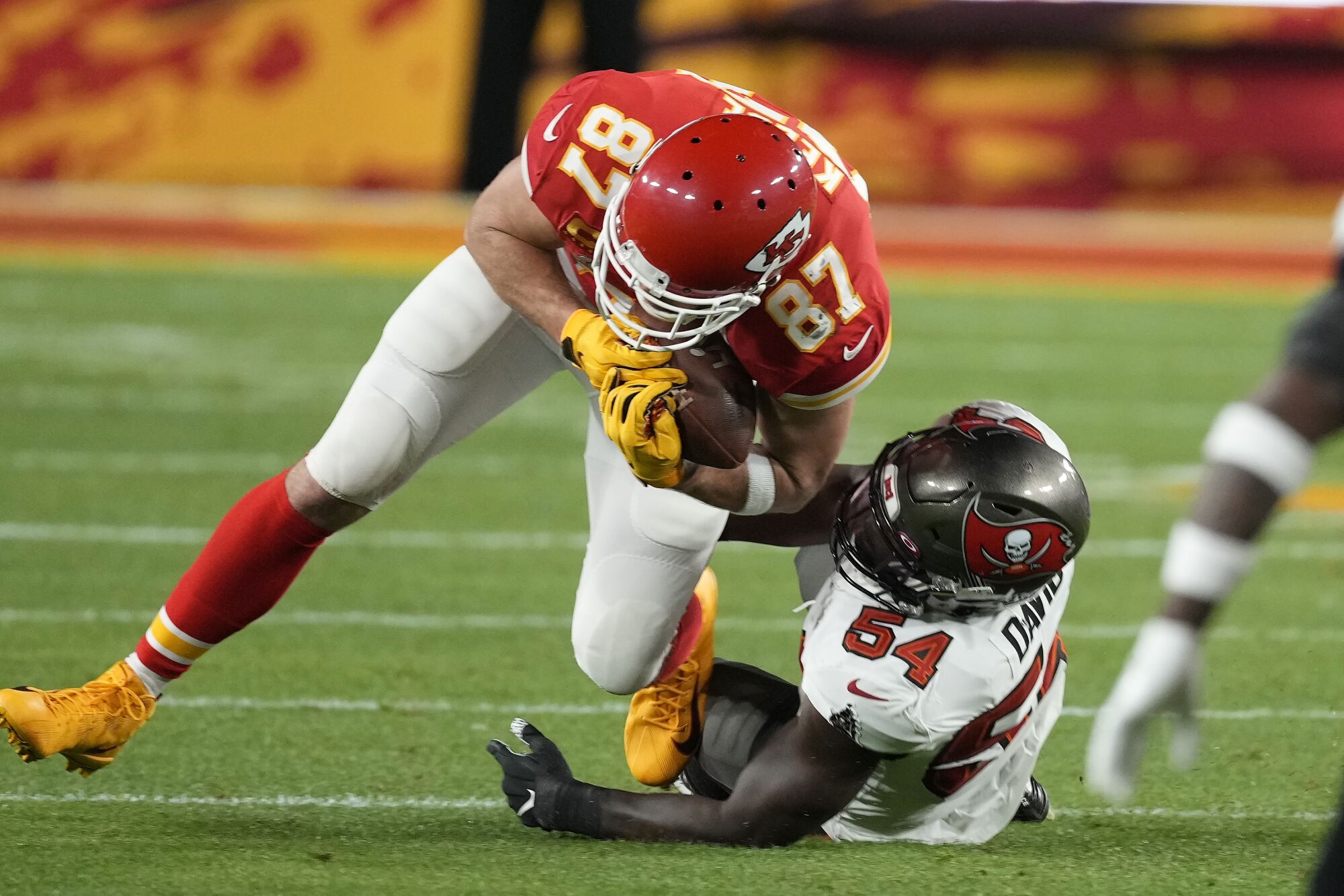 Kansas City Chiefs tight end Travis Kelce is tackled by Tampa Bay Buccaneers linebacker Lavonte David.