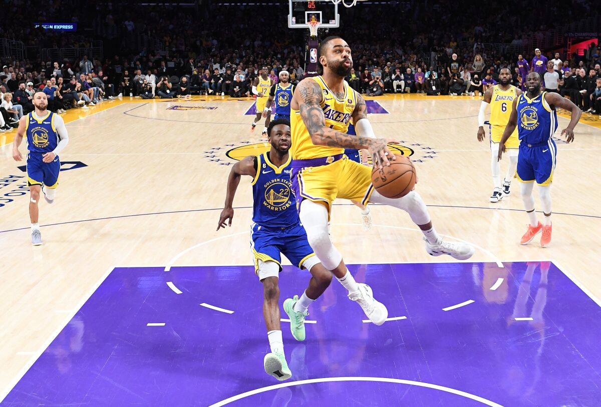 D'Angelo Russell des Lakers se dirige vers le panier contre la défense des Golden State Warriors.