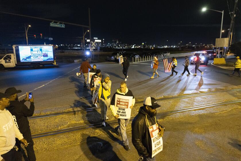 Un piquete de estibadores en huelga del puerto de Filadelfia, en el exterior de la terminal portuaria, el 1 de octubre de 2024. (AP Foto/Ryan Collerd)