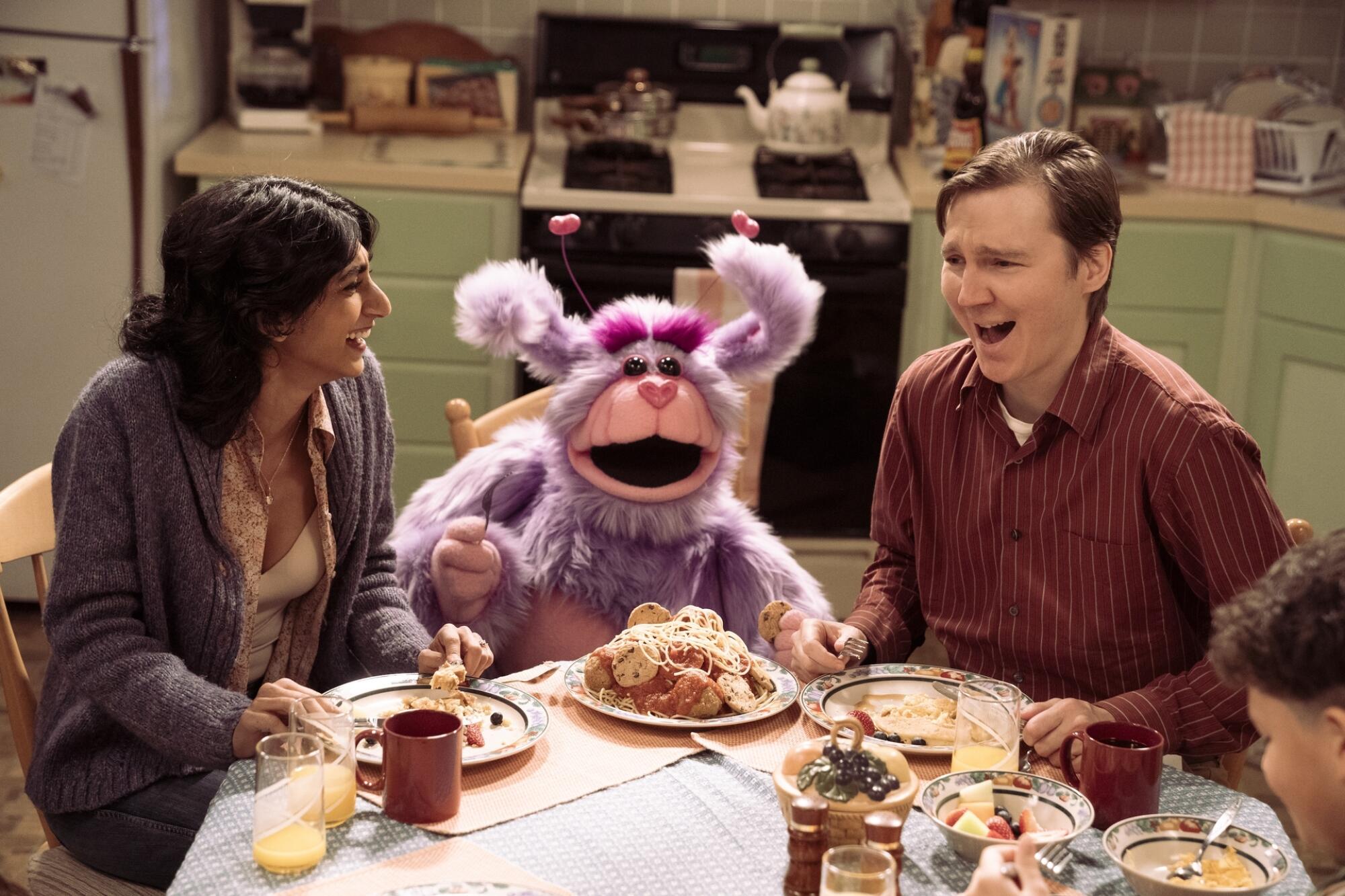 Paul Dano guest stars in "Fantasmas" as a man with feelings for an 'Alf'-like muppet