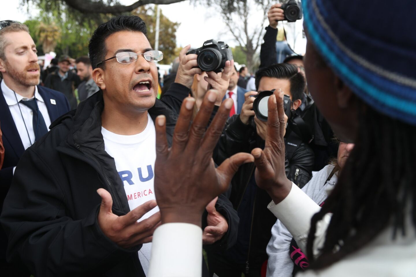 Un seguidor del presidente Donald Trump discute con un manifestante en Beverly Hills. La protesta se dio en forma pacífica y, aunque algunos seguidores del mandatario quisieron confrontar a los manifestantes, el enfrentamiento solo se dio verbalmente.