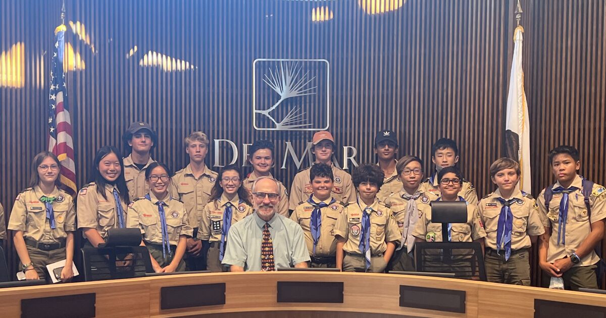 Lokale Pfadfinder treffen sich mit dem Bürgermeister von Del Mar, besichtigen das Rathaus Lokale Pfadfinder treffen sich mit dem Bürgermeister von Del Mar, besichtigen das Rathaus