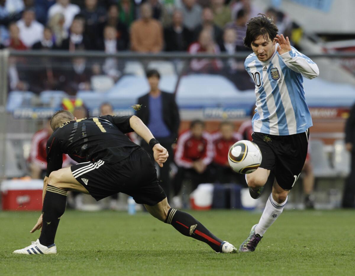 Lionel Messi (derecha) gambetea al alemán Bastian Schweinsteiger en los cuartos de final del Mundial 2010 