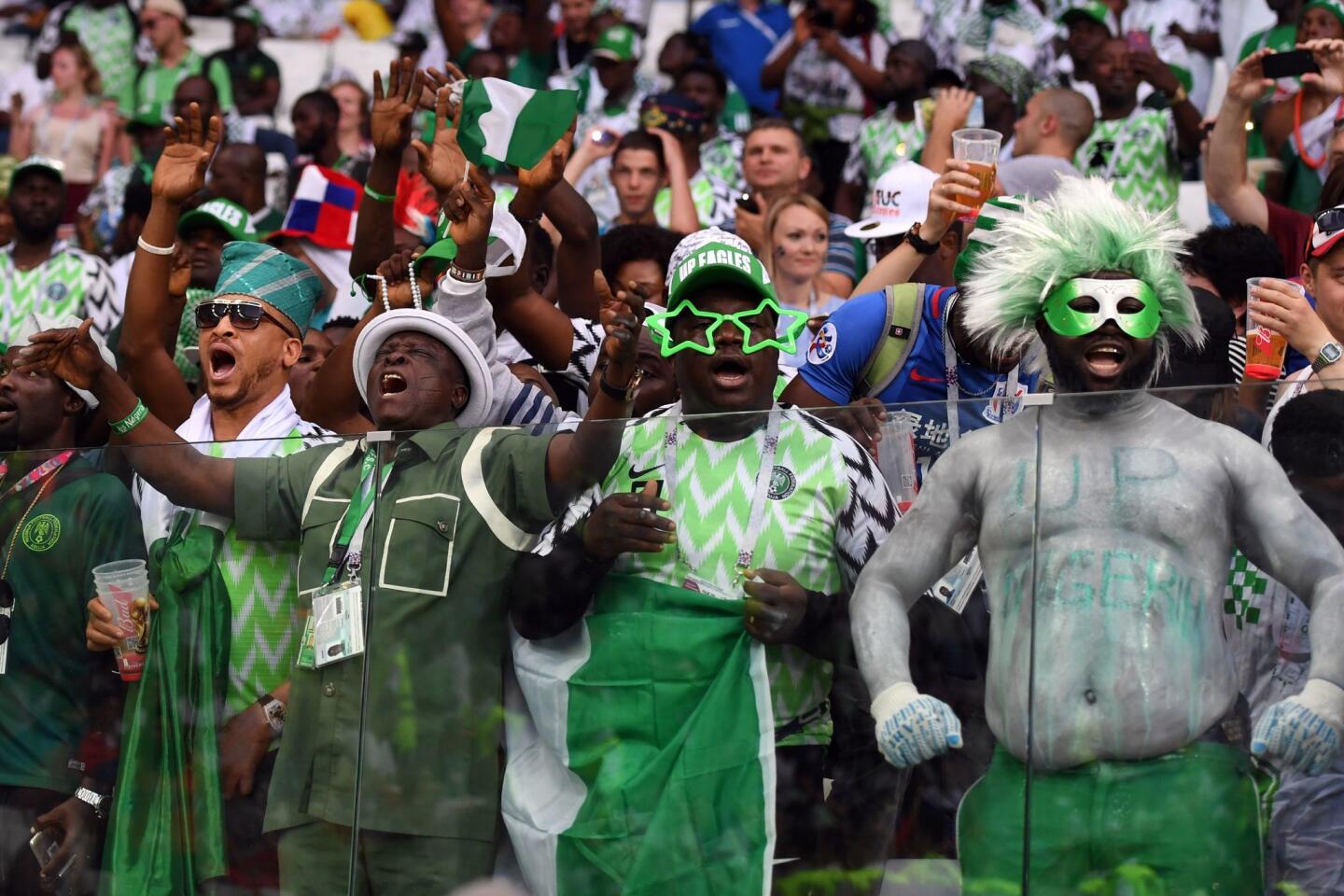 La afición de Nigeria es muy colorida y apasionada.