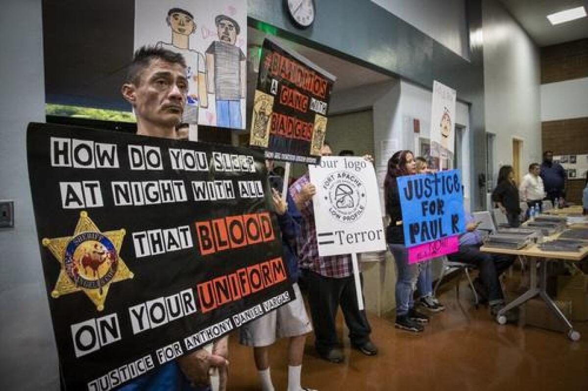 Condenan uso de insignia en estación del Sheriff del Este de Los Ángeles