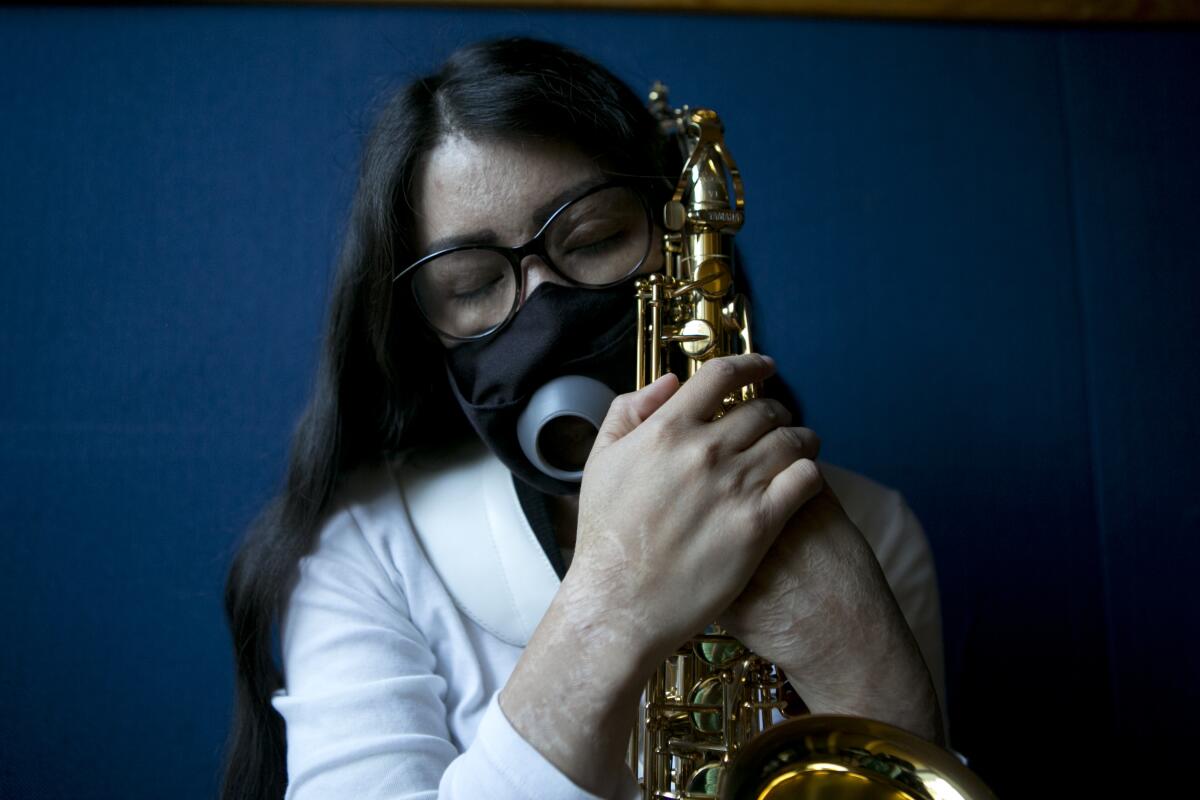 María Elena Ríos sostiene su saxofón al final de un ensayo en la facultad de música de la Universidad Nacional Autónoma