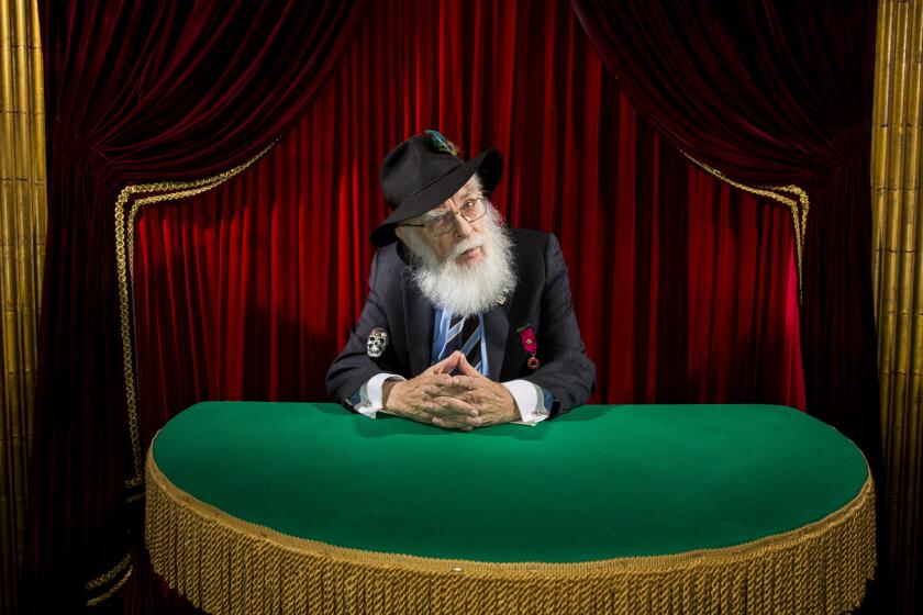 James Randi Dazzling Magician And Leading Skeptic Dies At 92 Los Angeles Times 