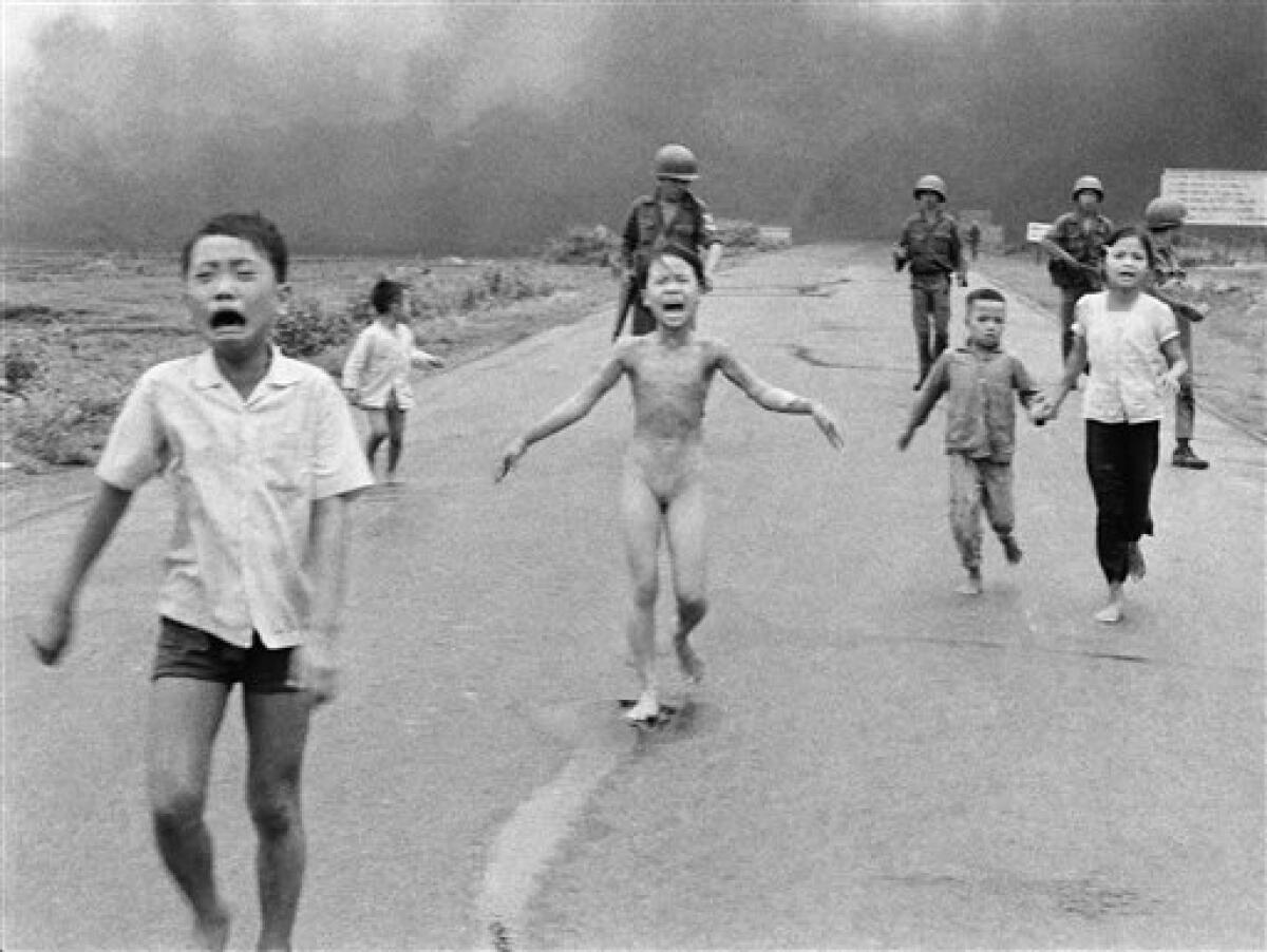 Fotografía de archivo del 8 de junio de 1972 de niños corriendo aterrorizados después de un ataque aéreo con napalm contra presuntos escondites del Viet Cong cerca de Trang Bang. Al centro, la niña de nueve años Kim Phuc.