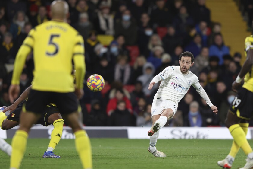 Bernardo Silva anota el tercer gol del Manchester City durante el duelo de la Liga Premier ante Watford en el Estadio Vicarage Road de Watford, Inglaterra, el sábado 4 de diciembre de 2021. (AP Foto/Ian Walton)