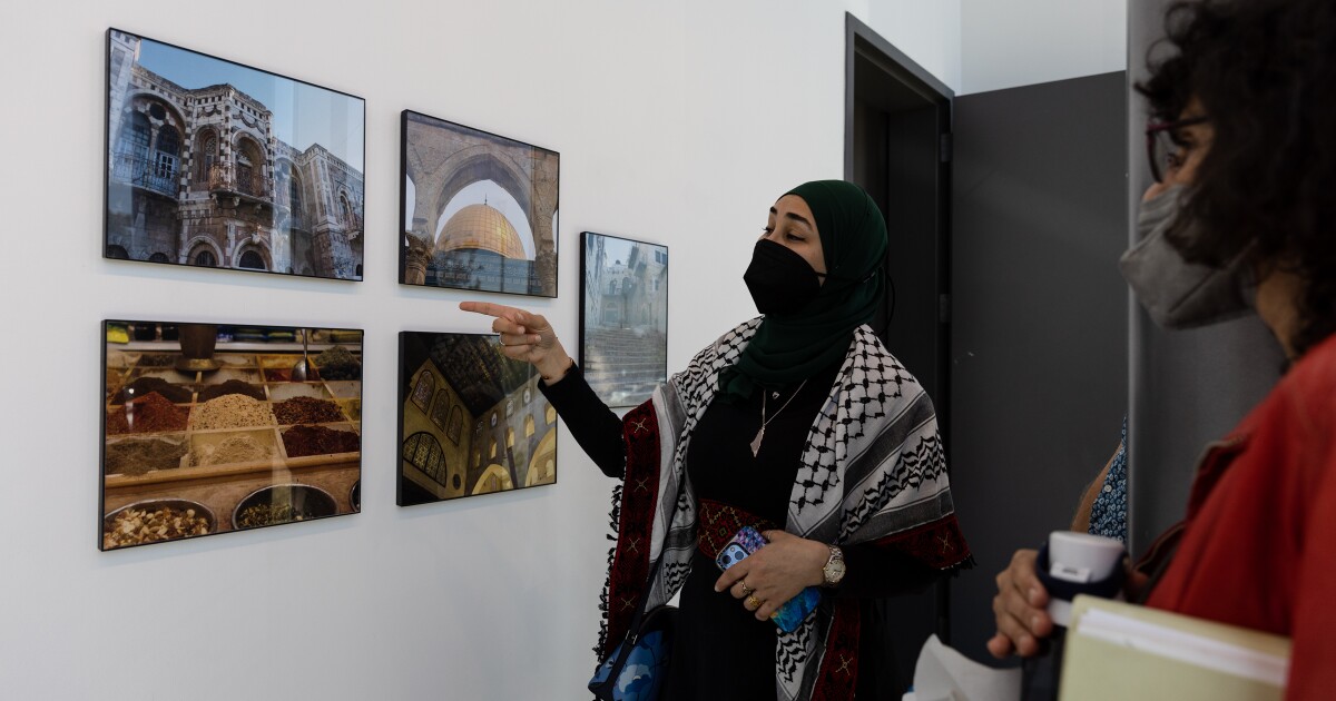 يحتفل العرب الأمريكيون بالتقاليد والثقافة من خلال المعارض الفنية يحتفل العرب الأمريكيون بالتقاليد والثقافة من خلال المعارض الفنية