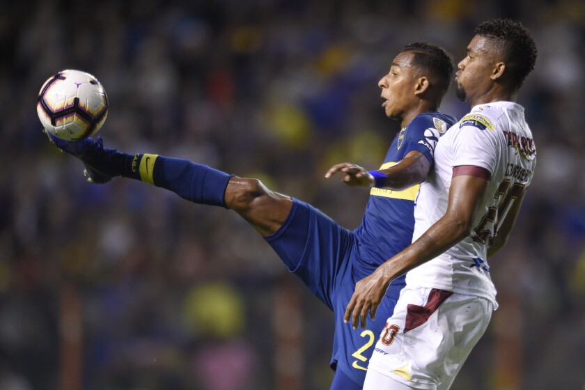 Sebastián Villa (izquierda) de Boca Juniors disputa un balón con Danovis Banguero