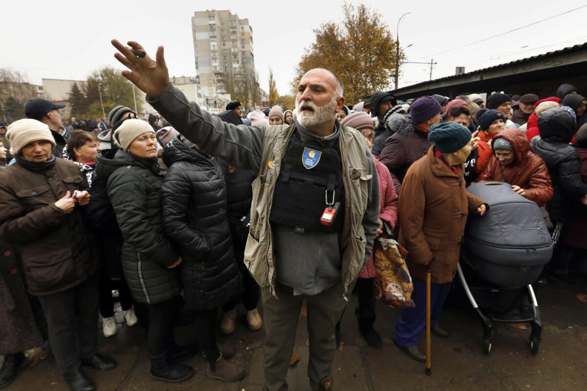 在乌克兰赫尔松，何塞·安德烈斯站在排队领取食物的人们中间。