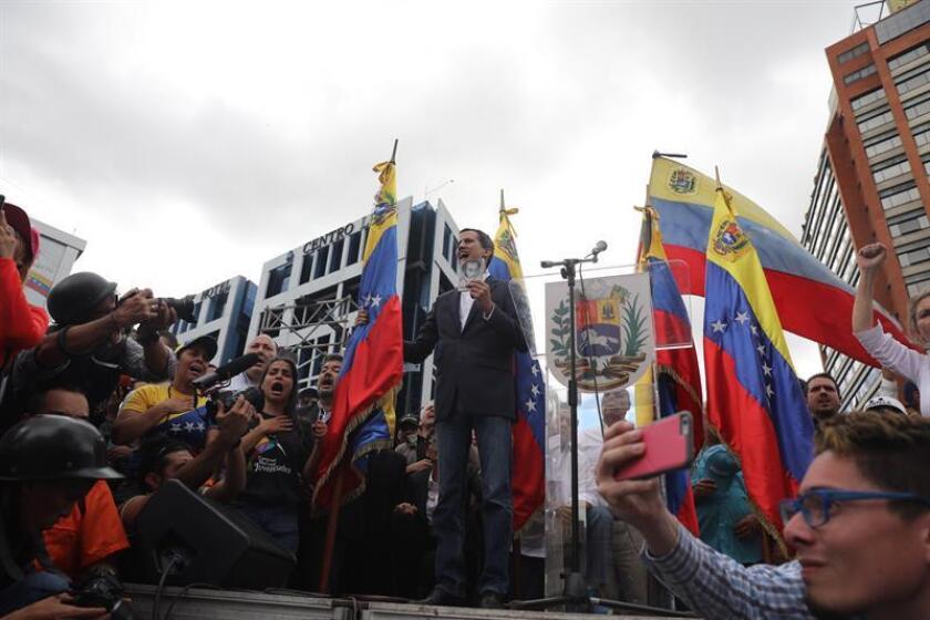 El presidente del Parlamento venezolano, Juan Guaidó (c), se autoproclama presidente del país, este miércoles en Caracas (Venezuela). Guaidó hizo el anuncio en el marco de lo que llamó la lucha en contra de la "usurpación" de la Presidencia por parte de Nicolás Maduro, al que considera "ilegítimo". EFE