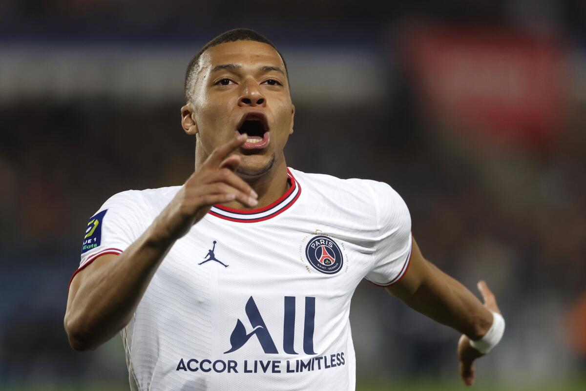 Kylian Mbappé, del París Saint-Germain, festeja luego de anotar un tanto ante el Estrasburgo