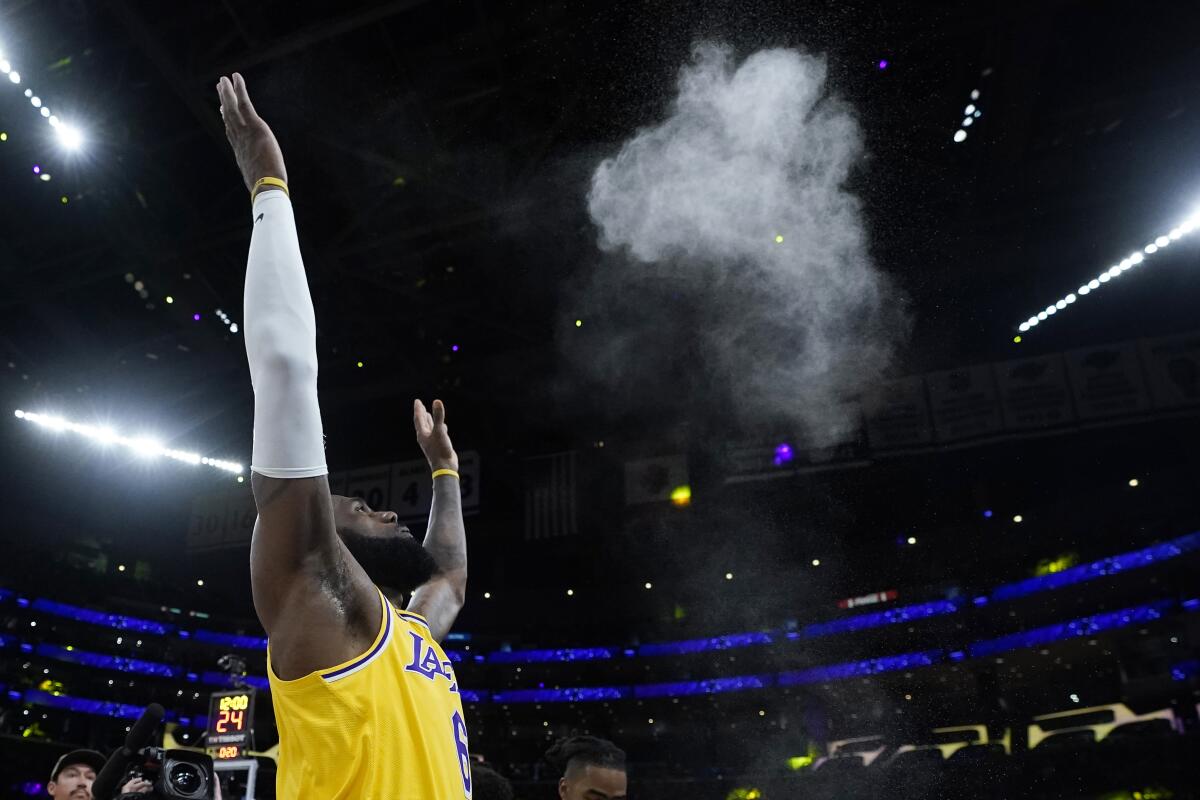 En foto del 8 de mayo del 2023, el alero de los Lakers de Los Ángeles LeBron James 