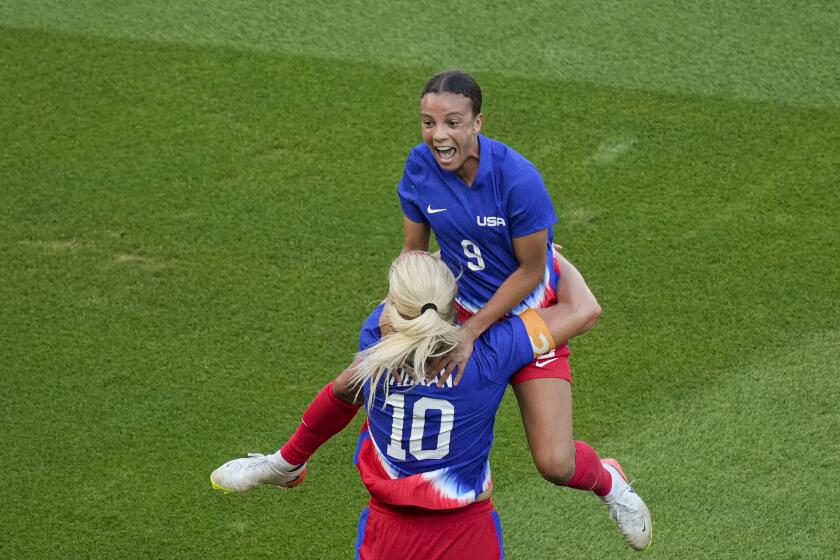 La estadounidense Mallory Swanson salta sobre Lindsey Horan al celebrar su gol ante Brasil en la final del fútbol femenino de los Juegos Olímpicos de París, el sábado 10 de agosto de 2024. (AP Foto/Vadim Ghirda)