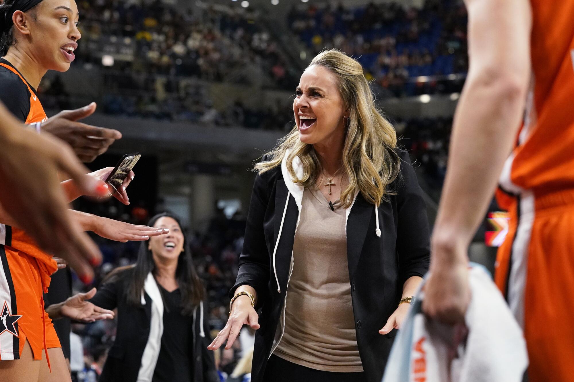 Aces 教练贝基·哈蒙 (Becky Hammon) 在芝加哥举行的 2022 年 WNBA 全明星篮球赛上与球员交谈。