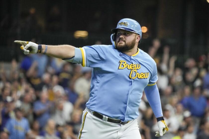 El mexicano Rowdy Tellez de los Cerveceros de Milwaukee reacciona luego de conectar un cuadrangular de tres carreras ante los Padres de San Diego en la tercera entrada del juego en Milwaukee. Viernes 25 de agosto de 2023. (AP Foto/Morry Gash)