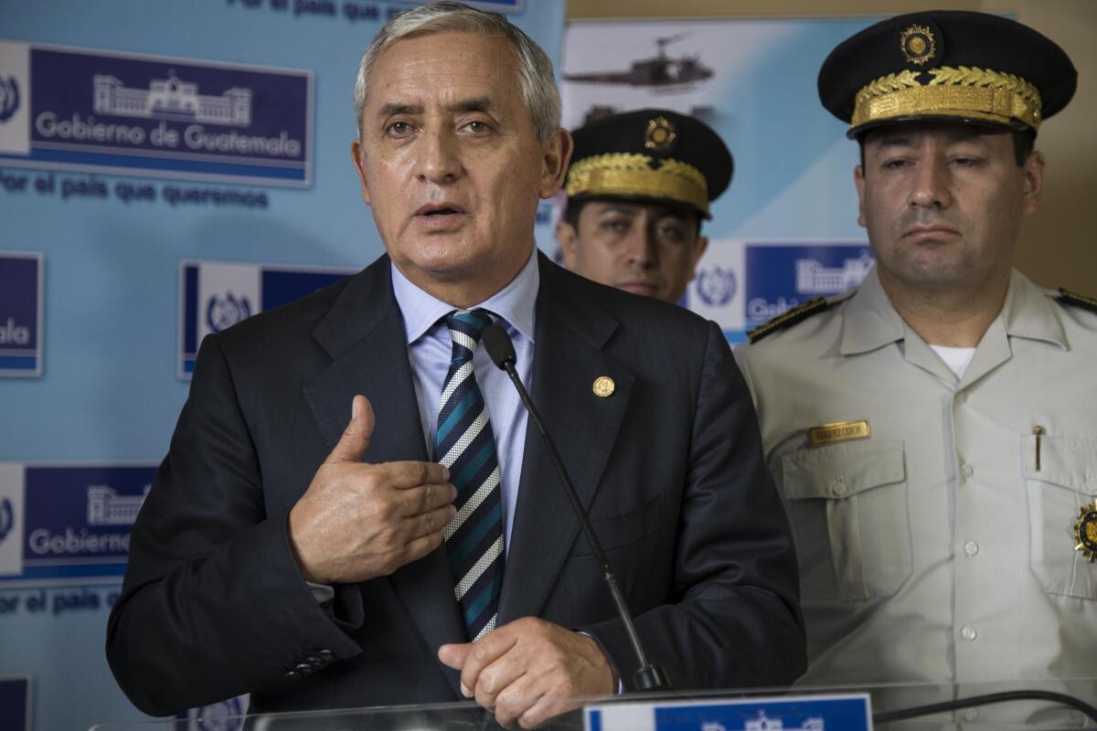 Presidente guatemaltecto Otto Pérez Molina habla en conferencia de prensa acompañado por jefes policiales en Guatemala. Pérez Molina dijo que no tiene ninguna responsabilidad en las acusaciones en su contra por denuncias de corrupción que han dado pie a que se tramite el retiro de su inmunidad como mandatario y afirmó que queda a la espera del debido proceso.