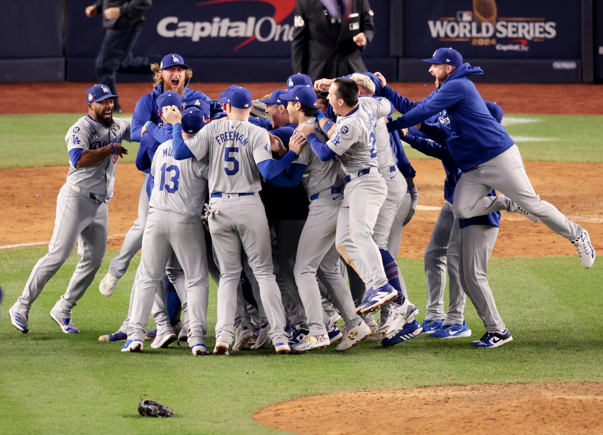 Dodgers Dünya Serisini kazanmayı kutluyor