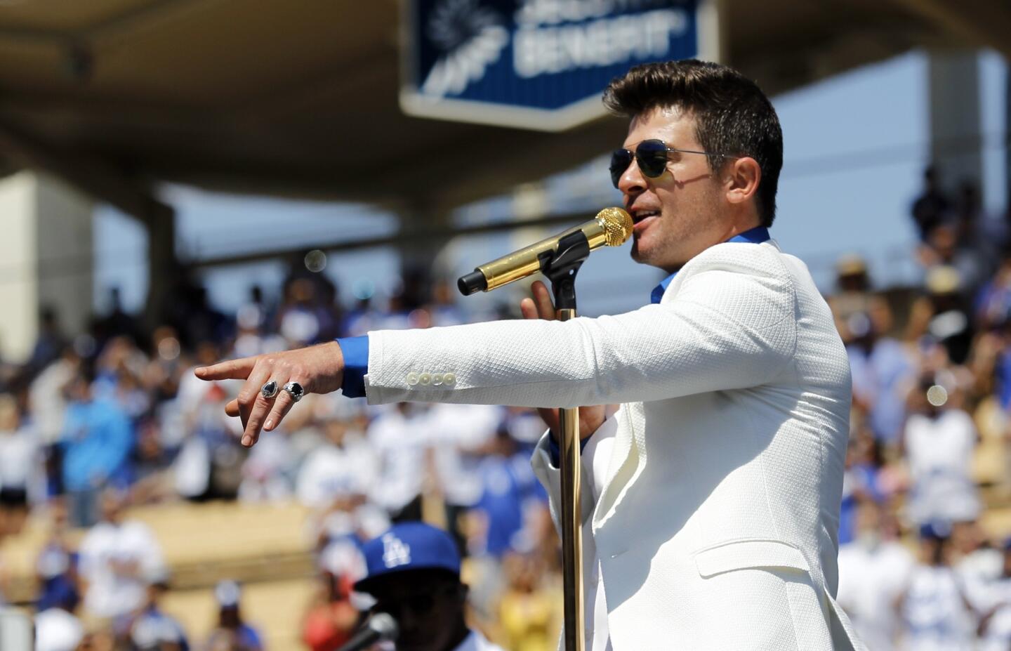 Robin Thicke may sing for estranged wife's forgiveness