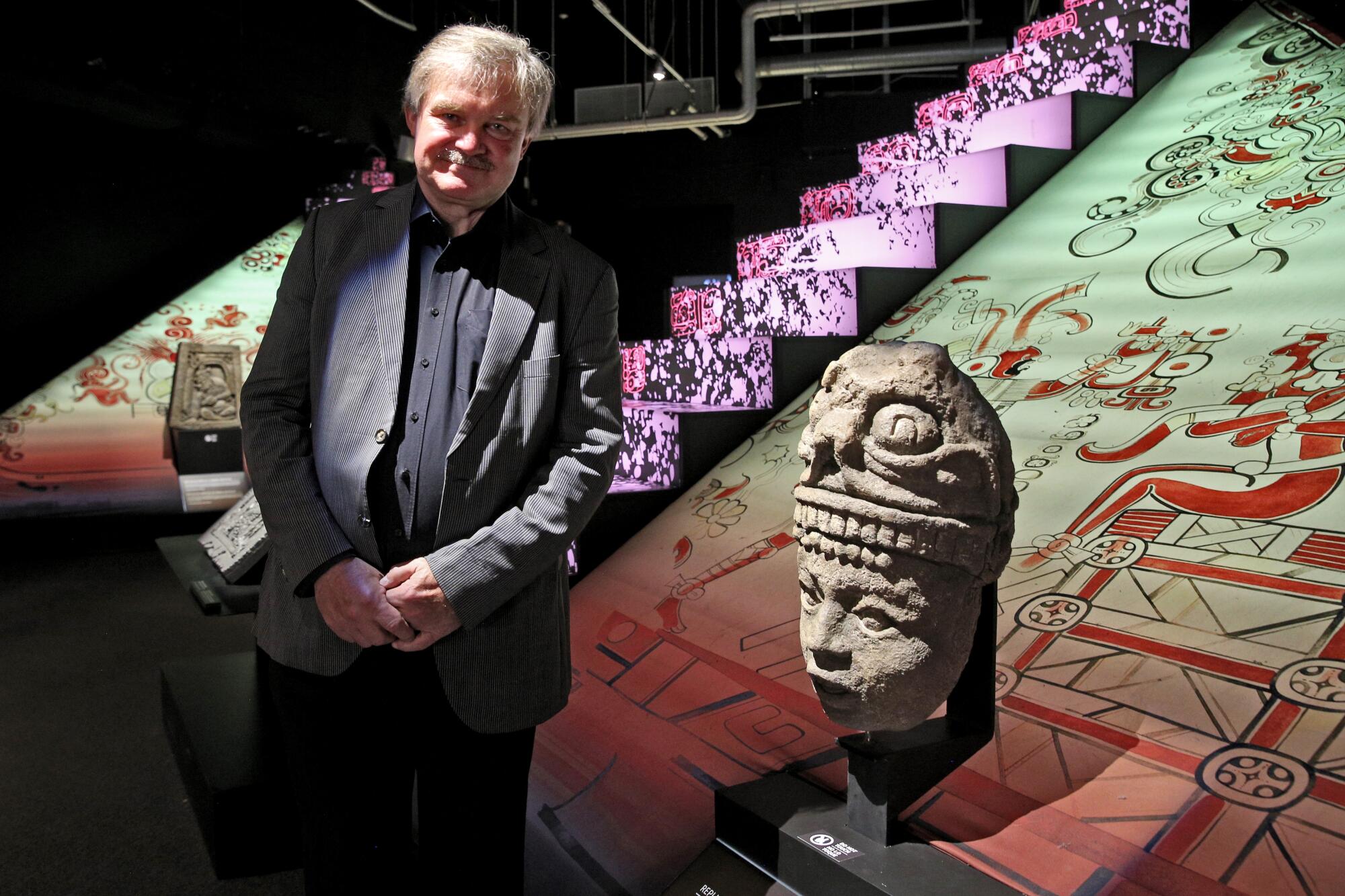 El Dr. Nikolai Grube, curador de la exposicion Maya: The Exhibition, (Maya: La Exposicion),