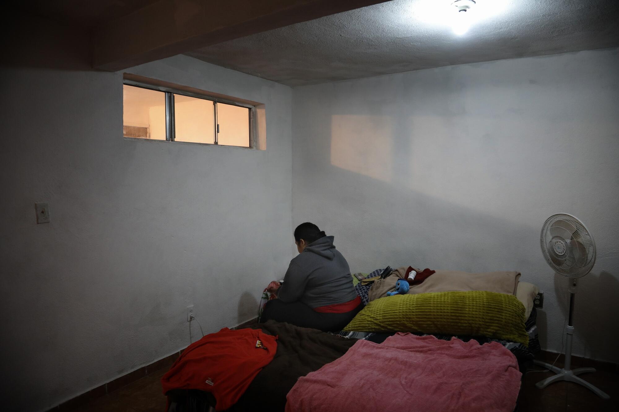 Antes de ir a trabajar, Bárbara se maquilla en el dormitorio de su departamento en Tijuana.  Bárbara es de Nicaragua y una de las decenas de miles de personas que esperan una oportunidad de obtener asilo en los Estados Unidos.