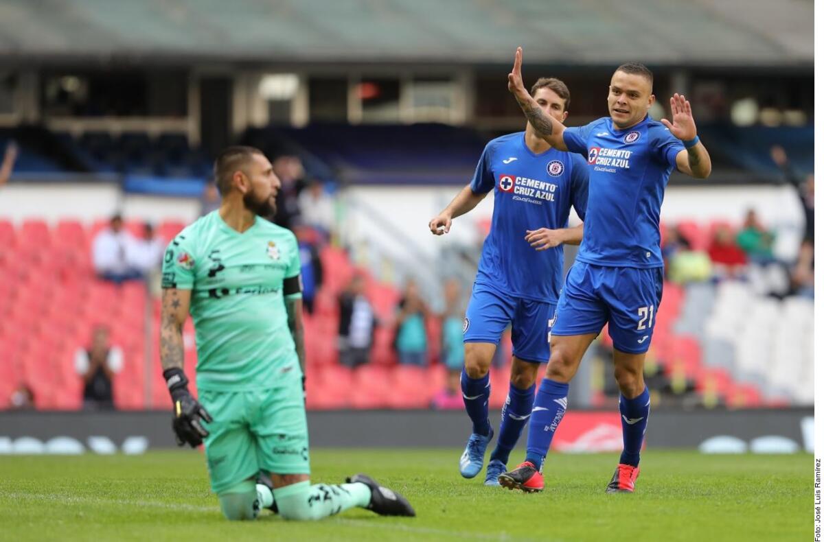 Con goles de Jonathan Rodríguez, Elías Hernández y Luis Romo, Cruz Azul obtuvo su primera victoria del torneo al vencer 3-0 a Santos en el Estadio Azteca.