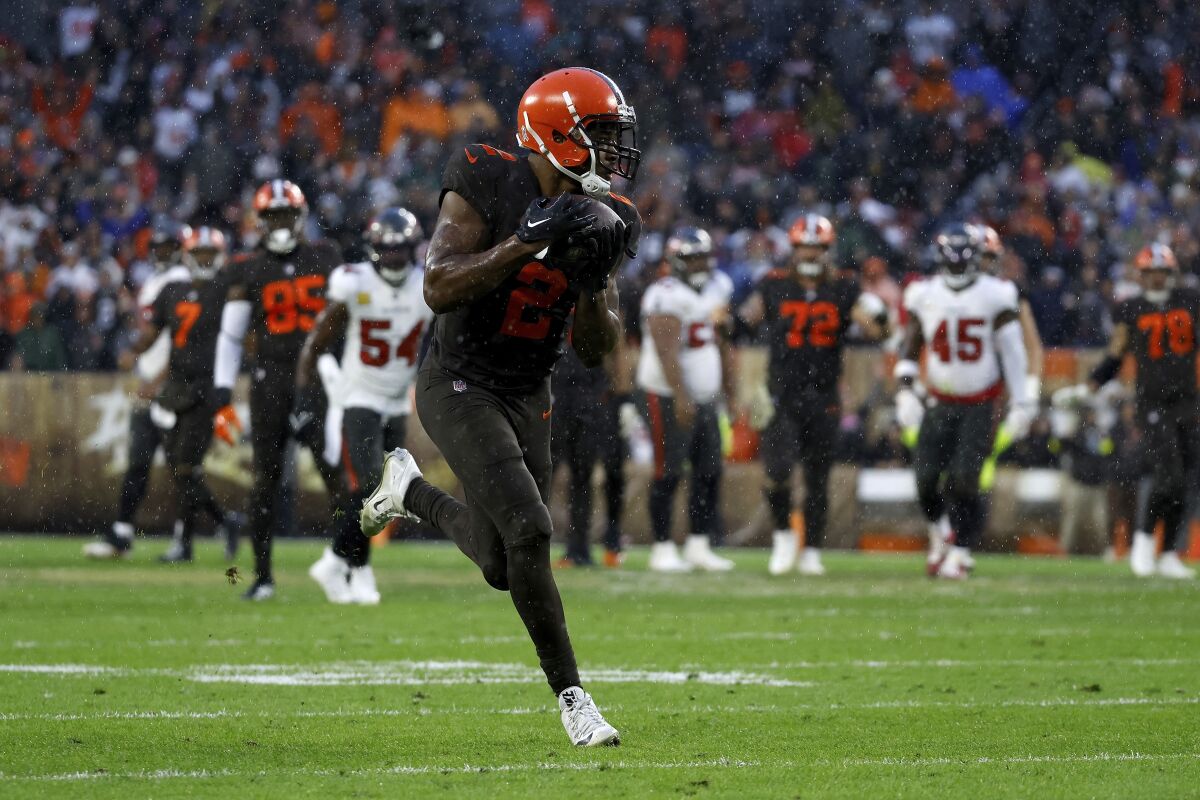 Cleveland Browns wide receiver Amari Cooper runs with the ball against the Tampa Bay Buccaneers.