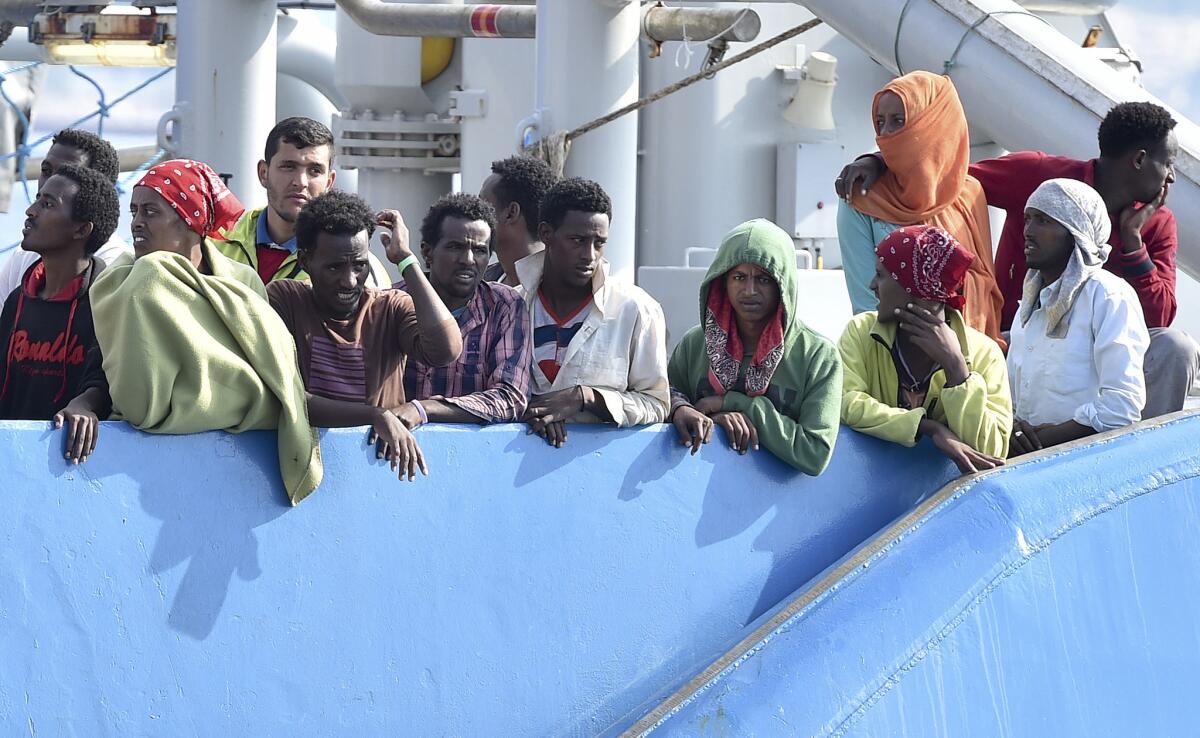 Migrantes rescatados sobre la cubierta de un barco de la Guardia Costera sueca. Durante el último fin de semana, casi 6.000 migrantes fueron rescatados por varios buques militares europeos, incluyendo 2.371 que fueron salvados el domingo luego de que las 15 embarcaciones en las que viajaban tuvieran dificultades. (Foto AP/Carmelo Imbesi)