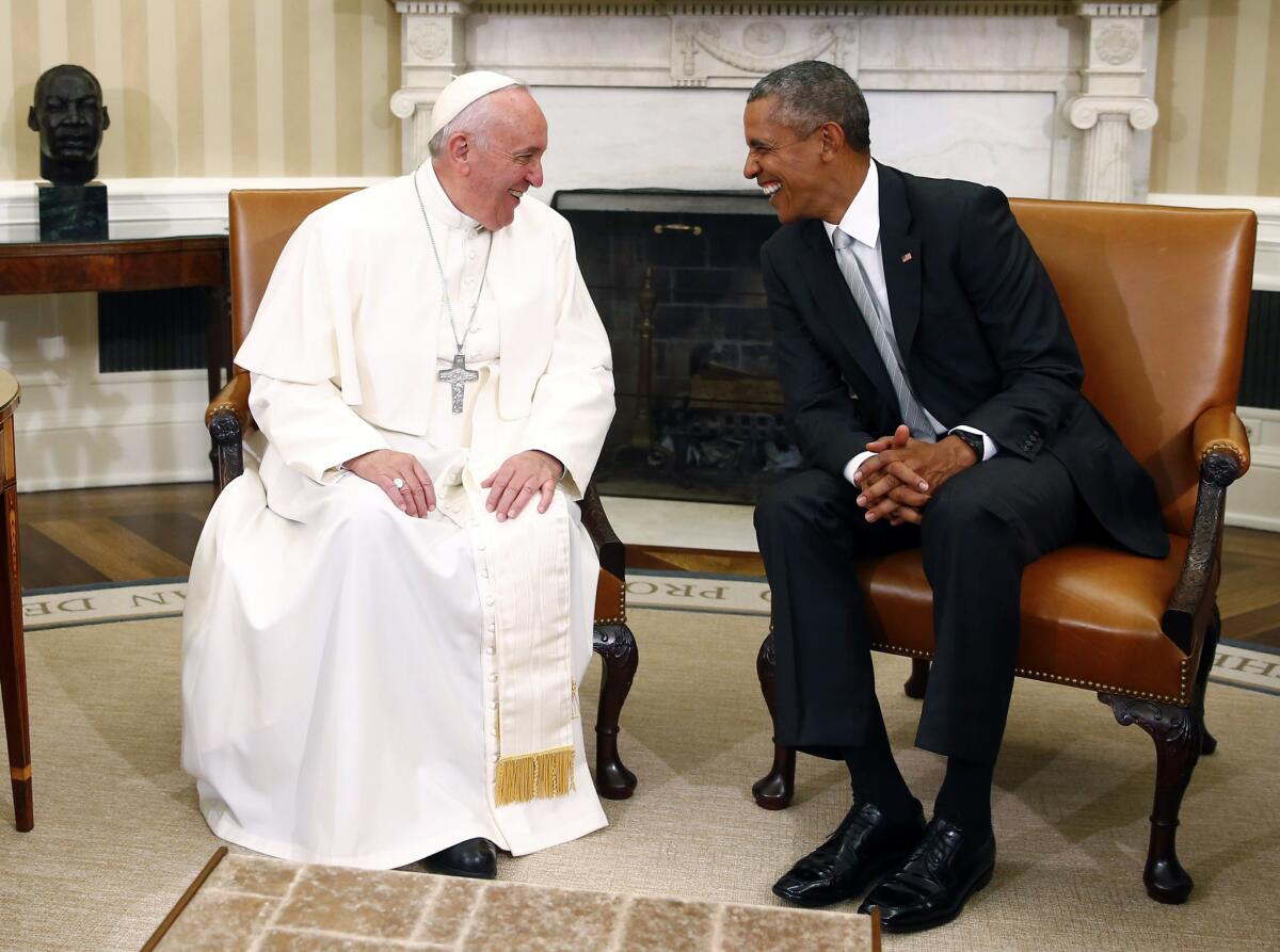 El presidente de Estados Unidos, Barack Obama, habla con el papa Francisco en el Despacho Oval de la Casa Blanca, el miércoles 23 de septiembre de 2015. (Tony Gentile/Pool Foto via AP)