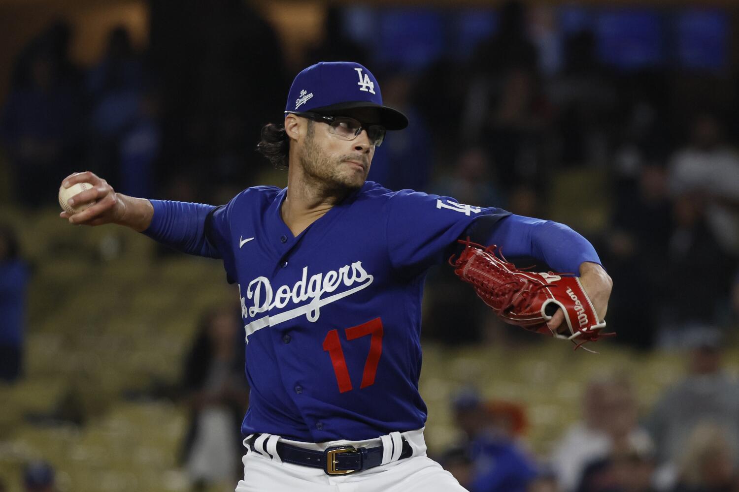 Dodgers nearing a deal to re-sign reliever Joe Kelly