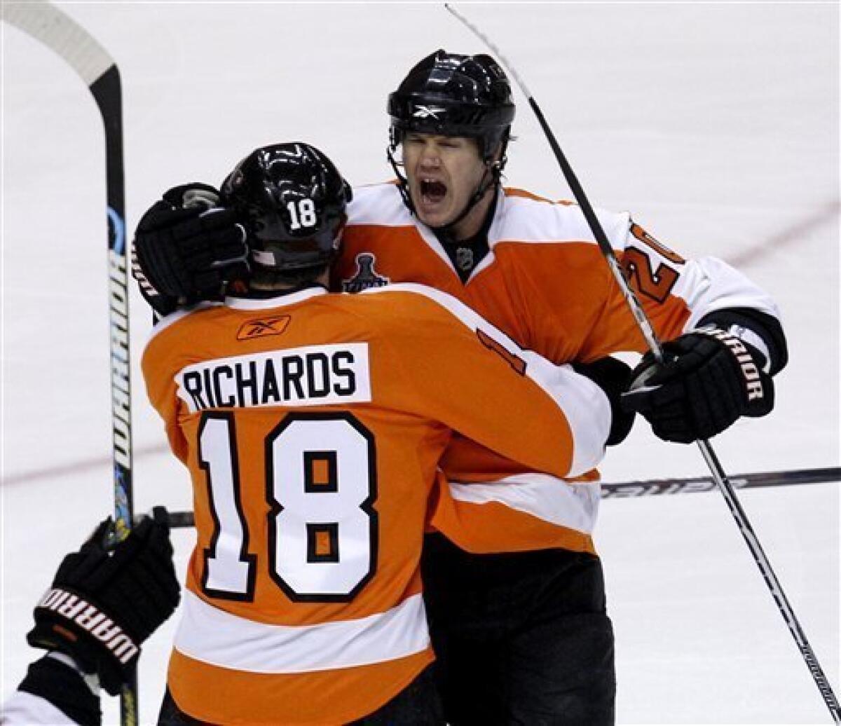 Niemi, Blackhawks beat Flyers to take lead in Stanley Cup finals