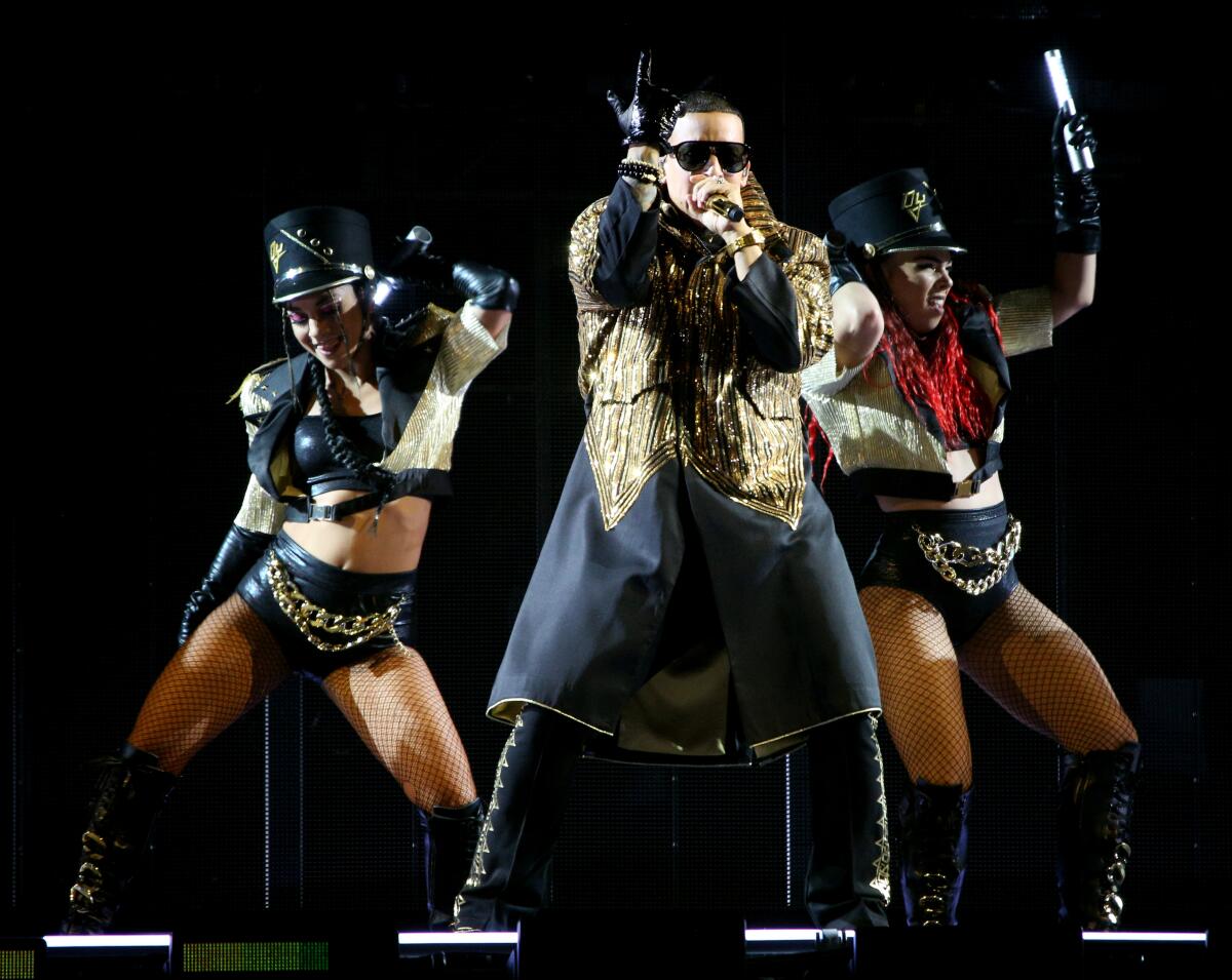 Daddy Yankee durante su actuación en el primer concierto del Kia Forum el 27 de Julio de 2022.